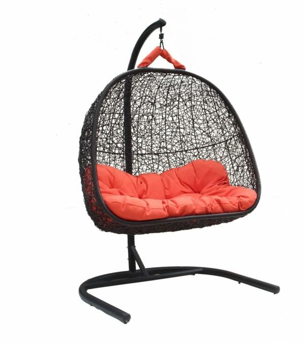 chaise suspendue avec cadre en rotin rouge