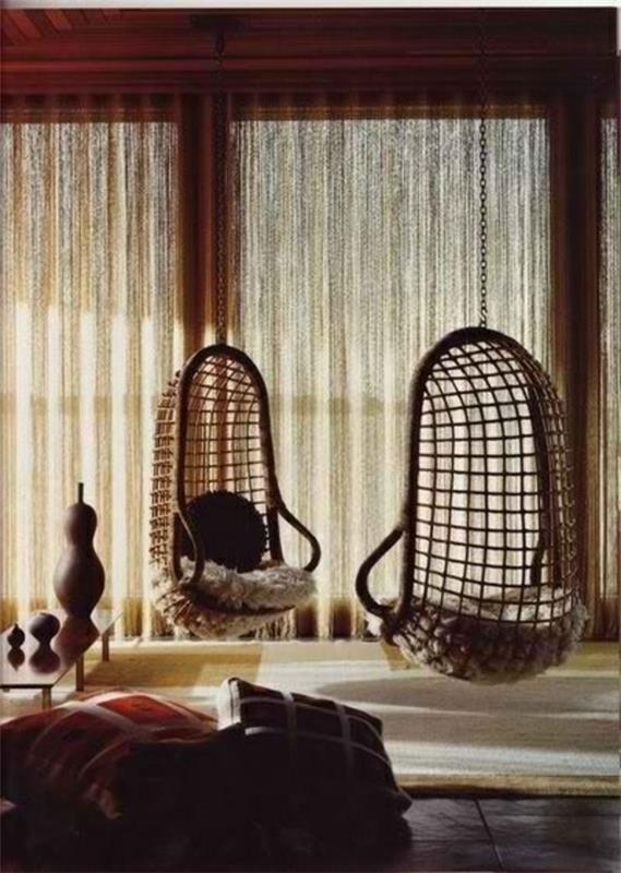 wiszące krzesło w stylu rustykalnym salon rattanowy salon
