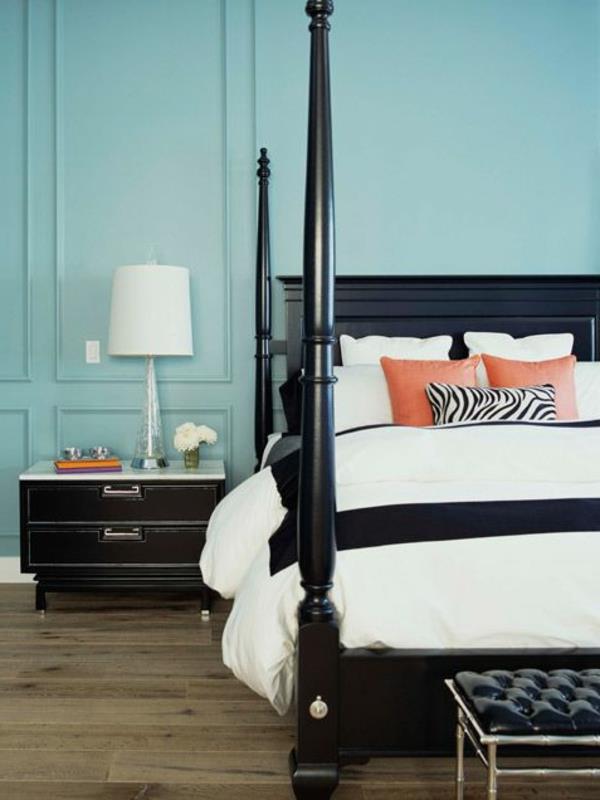 poteau de lit haut peint en noir coussin orange motif zèbre Idées déco pour la chambre
