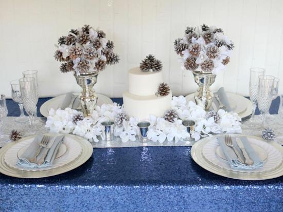 pomysły na dekorację stołu weselnego z szyszkami