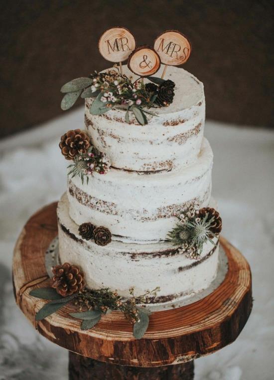 dekoracje ślubne dekorują tort weselny szyszkami