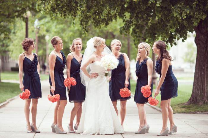 idées de fête de mariage robes bleu foncé demoiselles d'honneur bouquets orange