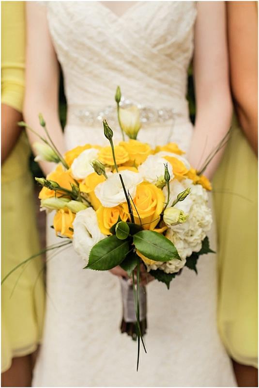 Idées de réception de mariage romantique mariage en plein air fleurs jaunes
