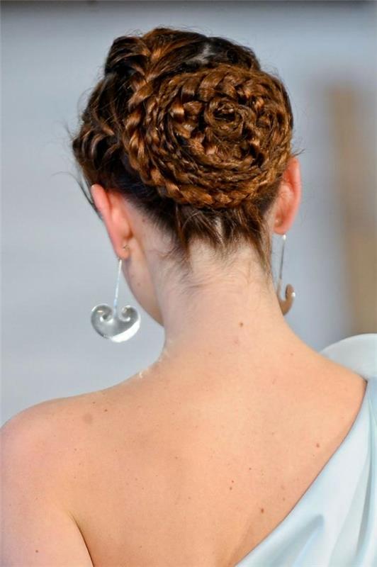 fryzury ślubne imitujące spiralę z warkocza kostnego