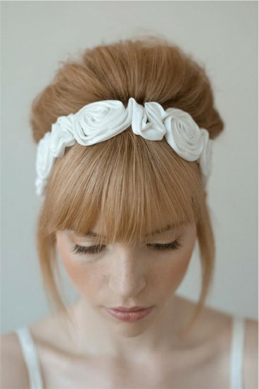 imitujące fryzury ślubne tkaninowy wieniec róż w kolorze białym