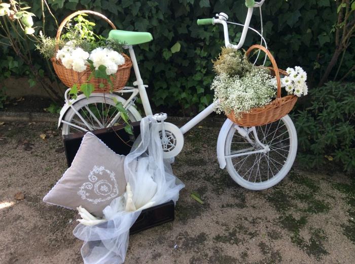 pomysły ślubne recykling pomysły dekoracyjne dekoracje ślubne stary rower tiul walizka poduszki wiklinowe kosze kwiaty