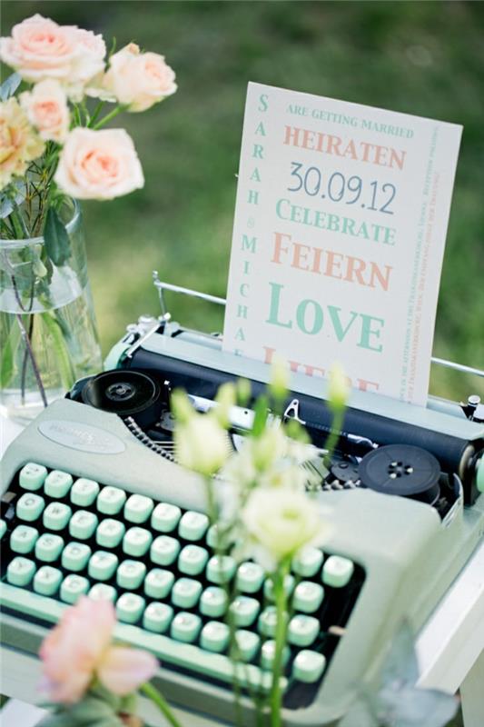 pomysły na ślub w stylu vintage dekoracje ślubne stare wazony z różami na maszynie do pisania