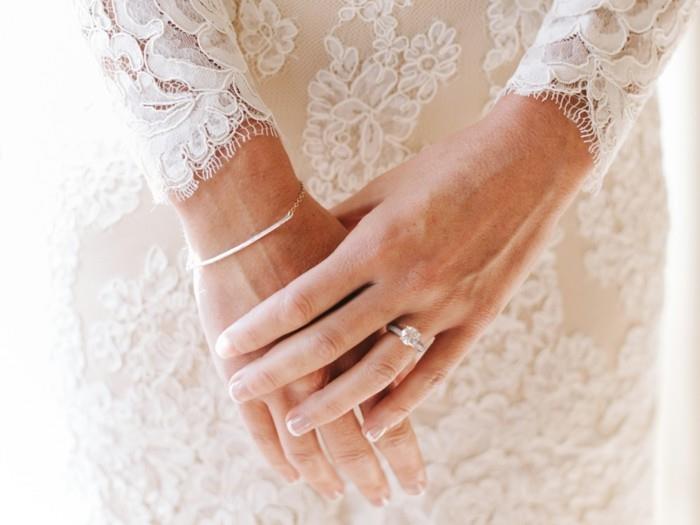 suknia ślubna koronkowa pierścionek z brylantem pierścionek zaręczynowy ślub