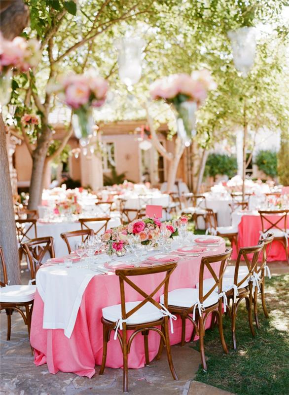idées de décoration de planification de mariage garden party accents roses fleurs chemins de table blancs