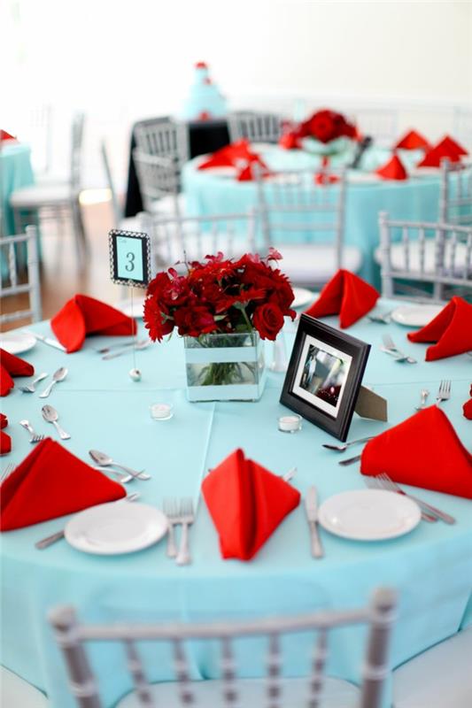 planification de mariage serviettes accents rouges nappe bleu clair