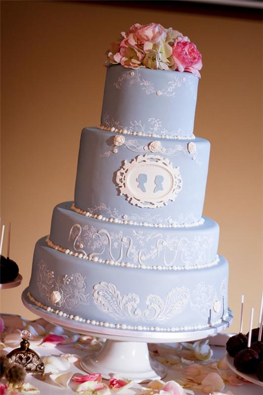 gâteaux de mariage bleu pastel ornements en filigrane motif vrille design vintage