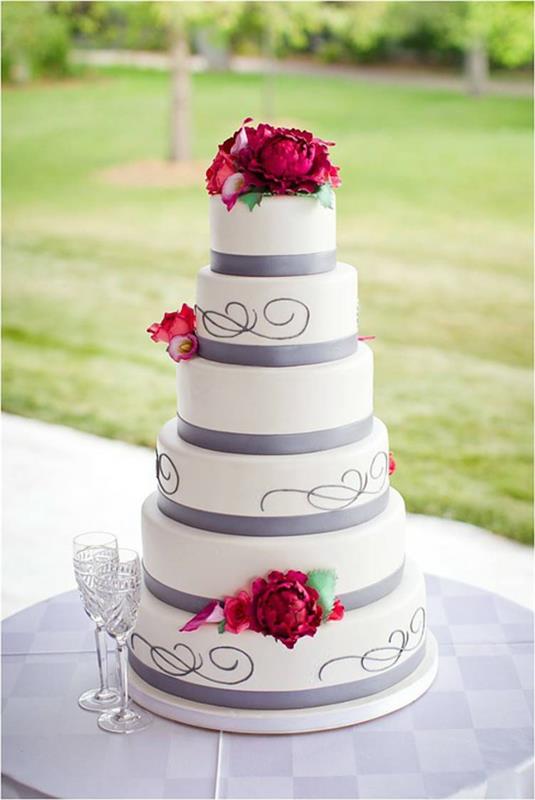 gâteaux de mariage rayures argentées fioritures oeillets rouges