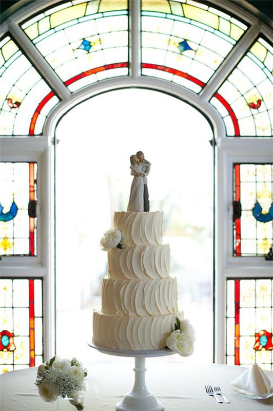 gâteaux de mariage pivoines à volants blancs figurines de mariés