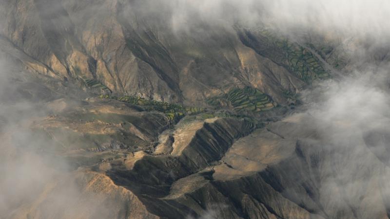 un alpiniste de haute montagne cible les sommets du monde entier