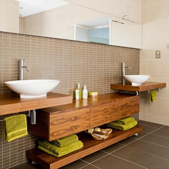 drewniane miejsce do przechowywania w łazience ręczniki kąpielowe