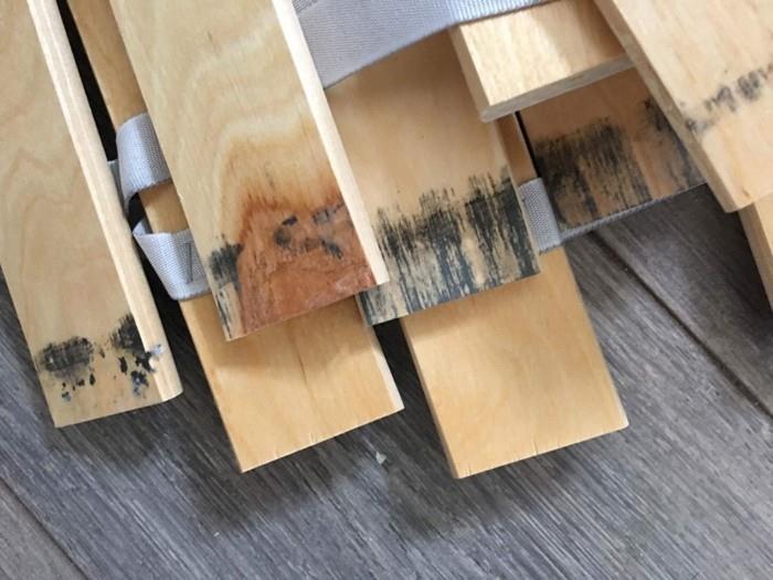 drewniana rama z listew do usuwania pleśni w sypialni