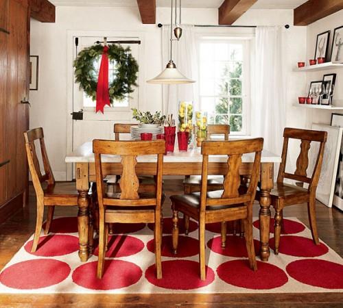 drewniany-stół-krzesła-dywan-czerwone-kropki