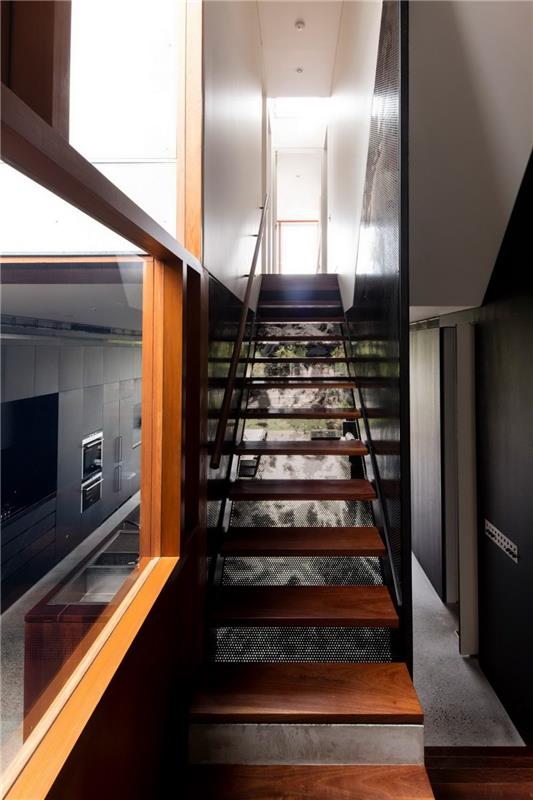 escaliers en bois et intérieur moderne