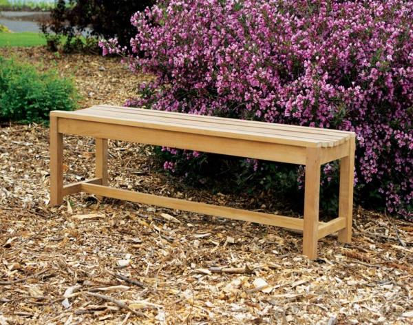 klasyczna ławka ogrodowa z jasnego drewna