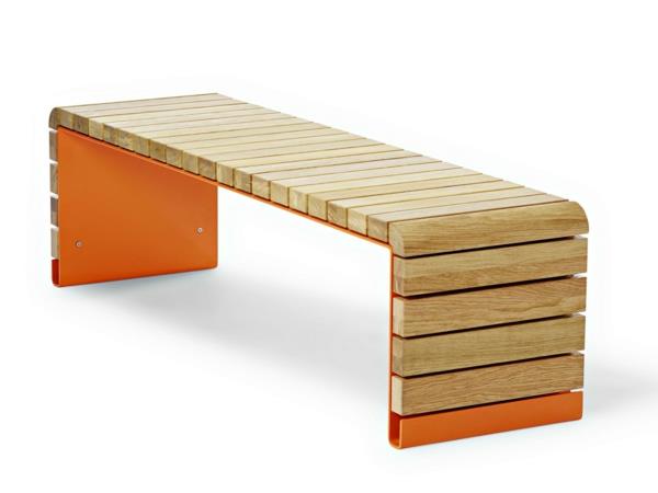 ławka ogrodowa konstrukcja metalowa deski z jasnego drewna,