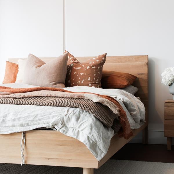 drewniane łóżko naturalne drewno zdrowy sen