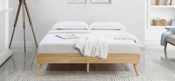 drewniane łóżko korzyści w sypialni
