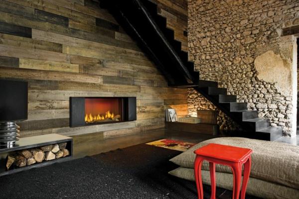 panele drewniane przytulny salon kominek czerwony stołek