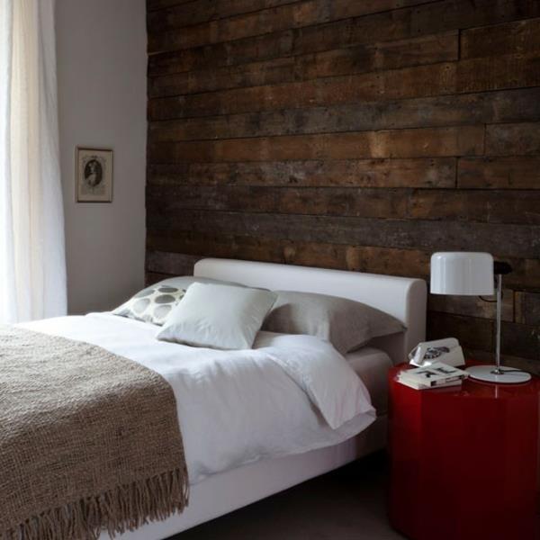 panele drewniane ściana sypialnia czerwony stolik