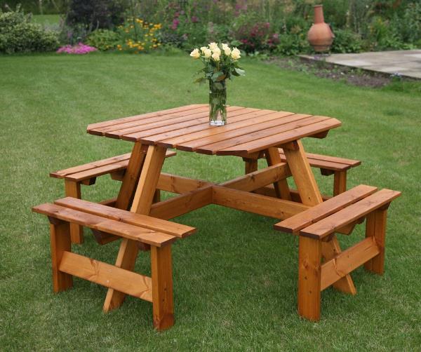 Nettoyer la table en bois - idées d'extérieur