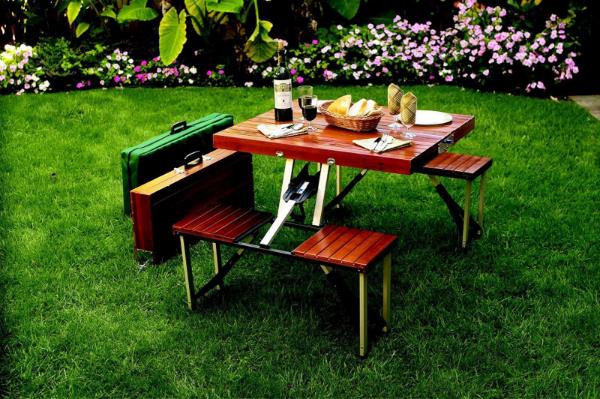 Nettoyer la table en bois - un grand ensemble de jardin