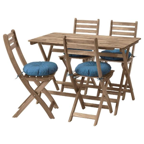 Nettoyer la table en bois - fauteuil dans le jardin