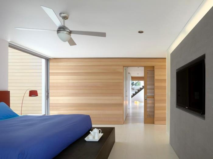 drewniana boazeria minimalistyczna sypialnia niebieska pościel