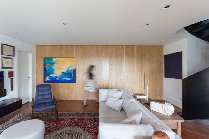 boazeria drewniana piękna ściana biała sofa kolorowy dywan