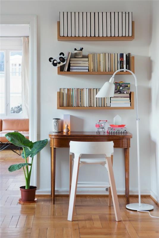 wyposażenie biura domowego półki na książki lampa podłogowa białe krzesło biurowe