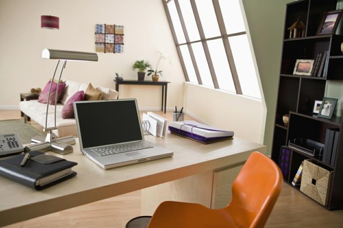 wyposażenie biura domowego biurko plastikowe krzesło lampa stołowa chrom laptop
