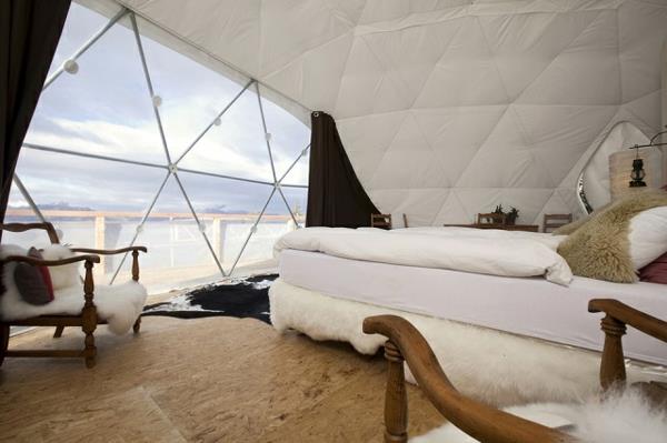 eco hotel igloo alpes ameublement fauteuil peau de mouton