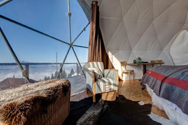 eco hotel igloo alpes ameublement intérieur tapis de fourrure