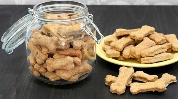 Faites vous-même des biscuits pour chiens dans une assiette et dans un verre