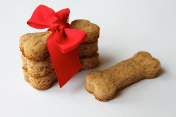 Faites vous-même des biscuits pour chiens, une idée cadeau pour des friandises pour chiens