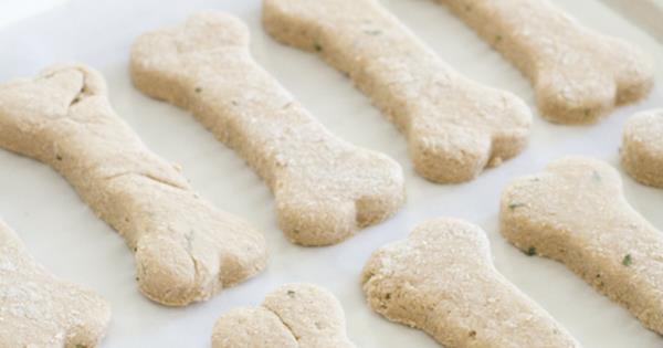 Faites vous-même des biscuits pour chiens avec un emporte-pièce en os