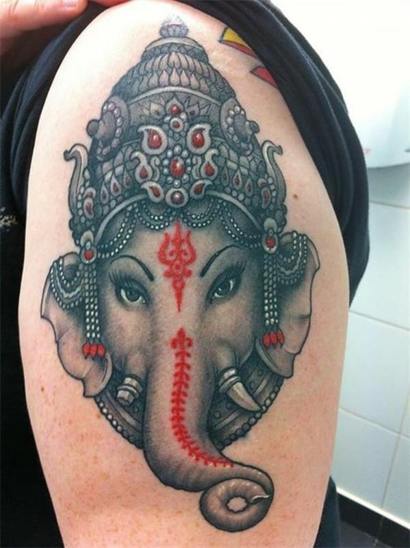 tatouage haut du bras conception reine éléphant