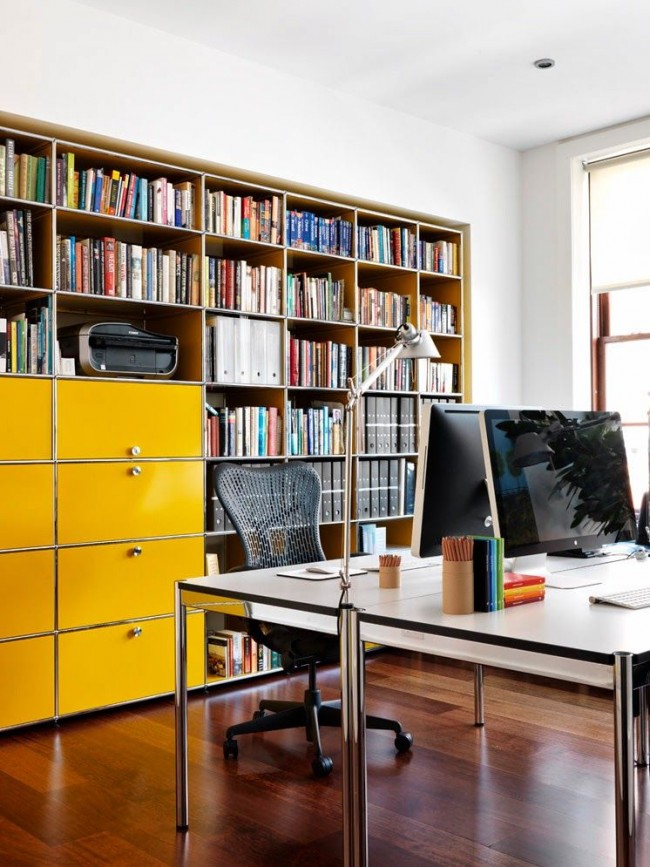 واجهة خزانة كتب صفراء زاهية في المكتب المنزلي لشخصين