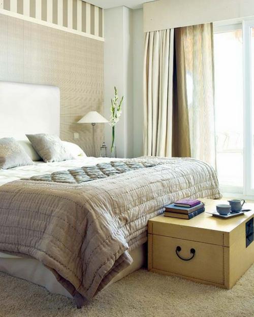 décoration intérieure avec coffres bois bas lit confortable chambre