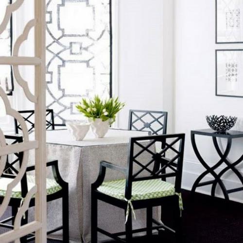 salle à manger intérieur noir et blanc floral chaise dos nappe