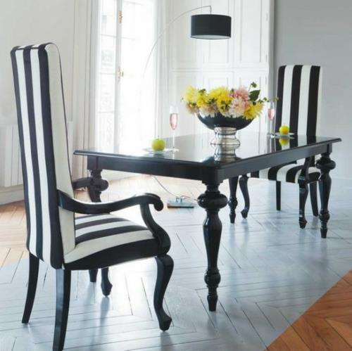 décoration d'intérieur en noir et blanc chaises rayures table fleurs