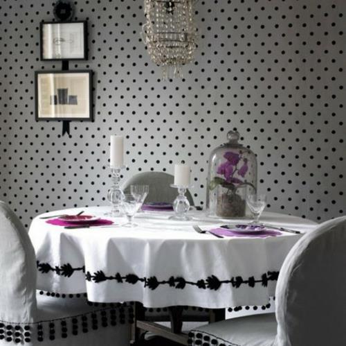 décoration d'intérieur en noir et blanc nappe fleurs chaises mur papier peint points