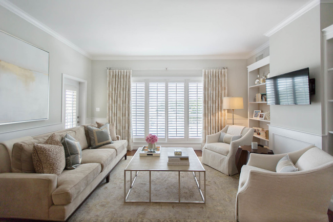 Obývací pokoj v uklidňujících barvách je nejlepším prostředím pro relaxaci.