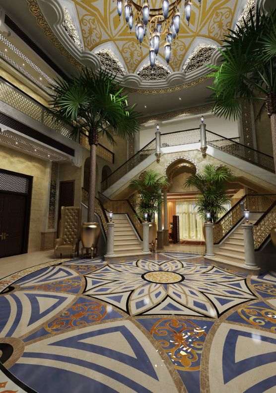 Sál v domě ve stylu maharadžá: obrovské palmy, vysoký klenutý strop, schody a květinové motivy na stropě a na podlaze
