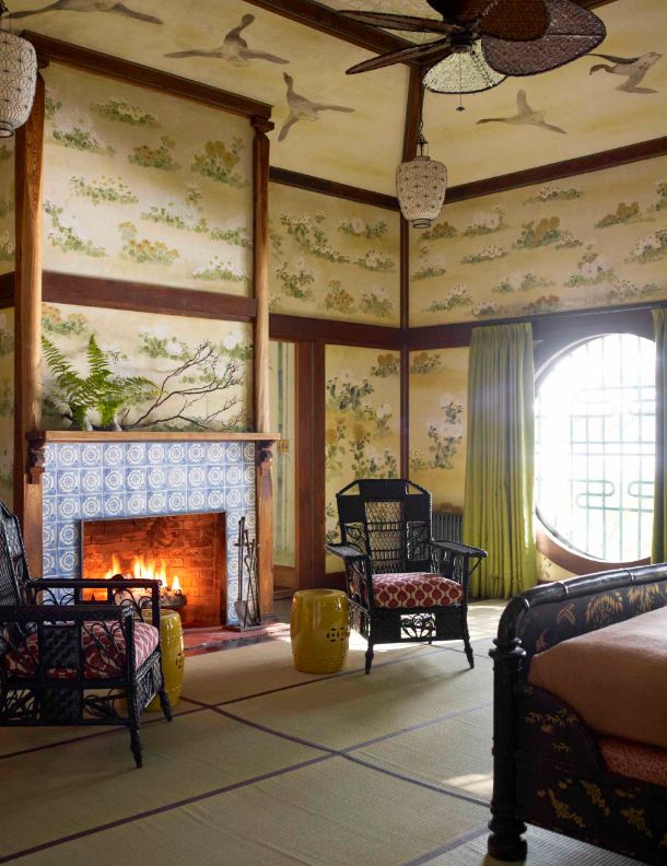 Čínský styl v interiéru maharadžů: kresby zvířat na stropě a stěnách, krb s bílou a modrou malbou, kované židle a kulaté okno
