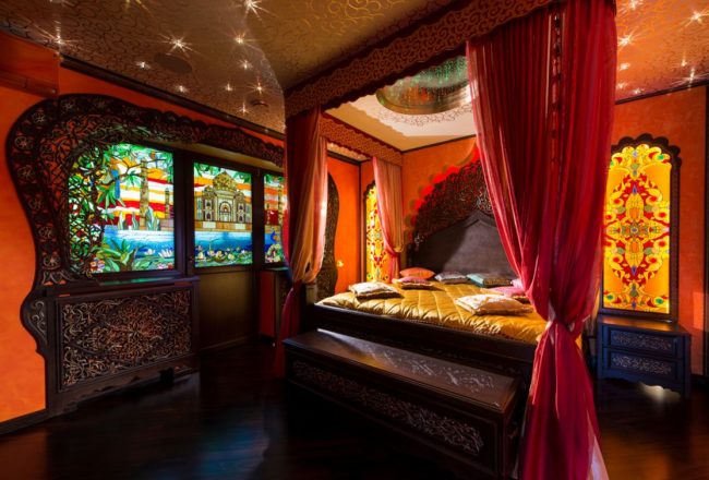 Indickému stylu dominují červené a tmavé lesy. Místo okna lze použít vitráž s vyobrazením svatyní.